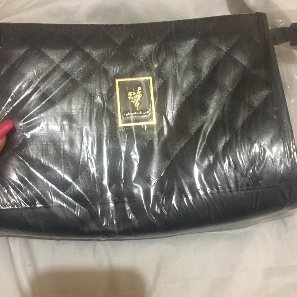 🖤2/30🖤YOUNIQUE | Black & Gold Chain Purse
